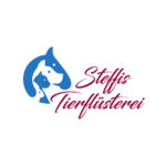 Logo von Steffis Tierflüsterei mit blauer Grafik mit übereinandergelagerten stilisierten Tierköpfen in Blau und dem Schriftzug in dunkelroter Schreibschrift