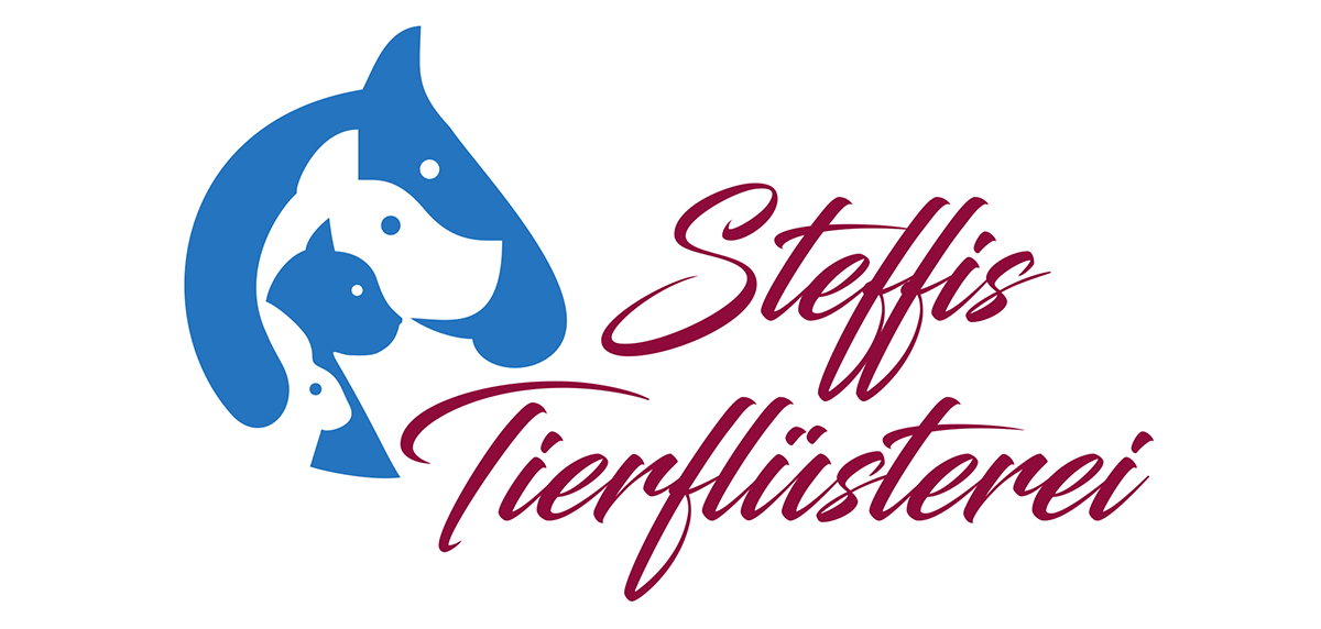 Logo von Steffis Tierflüsterei mit blauer Grafik mit übereinandergelagerten stilisierten Tierköpfen in Blau und dem Schriftzug in dunkelroter Schreibschrift