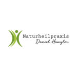 Graphik als stilisierte Person mit drei senkrechten Bögen in Grün und einem grünen Kreis als Kopf mit Schriftzug als Logo von Naturheilpraxis Daniel Huwyler