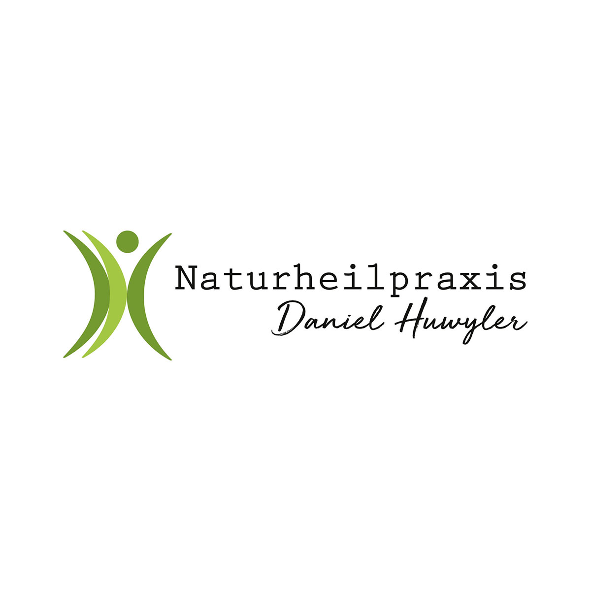Graphik als stilisierte Person mit drei senkrechten Bögen in Grün und einem grünen Kreis als Kopf mit Schriftzug als Logo von Naturheilpraxis Daniel Huwyler