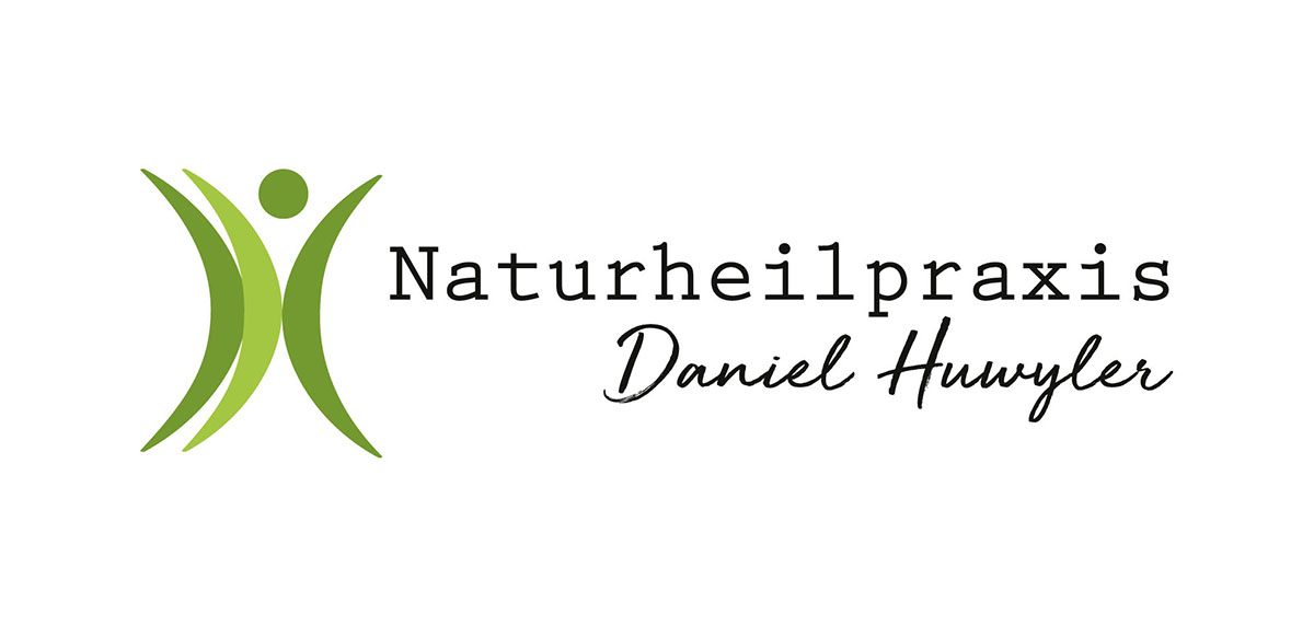 Graphik als stilisierte Person mit drei senkrechten Bögen in Grün und einem grünen Kreis als Kopf mit Schriftzug als Logo von Naturheilpraxis Daniel Huwyler