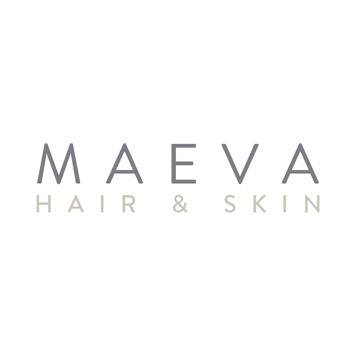 Schriftzug mit dunkelgrauen und sandfarbigen Grossbuchstaben auf zwei Zeilen als Logo von MAEVA Hair & Skin
