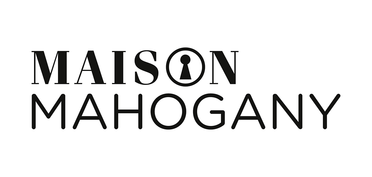 Logo von Maison Mahogany als Schriftzug mit schwarzen Grossbuchstaben und das O von Maison als Schlüsselloch dargestellt